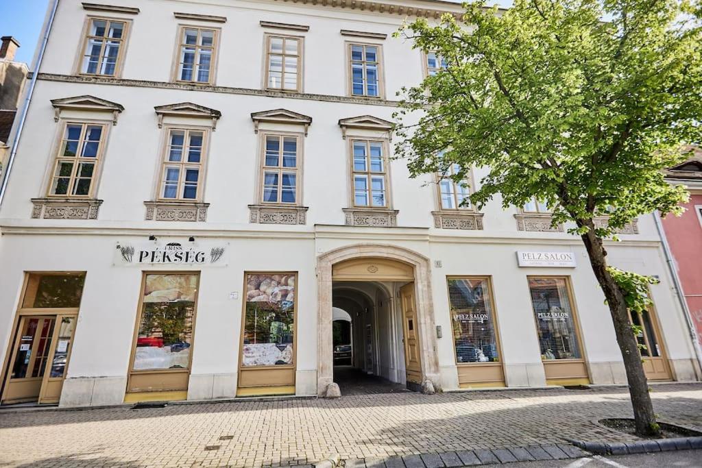 Varfal Apartman Sopron Bagian luar foto